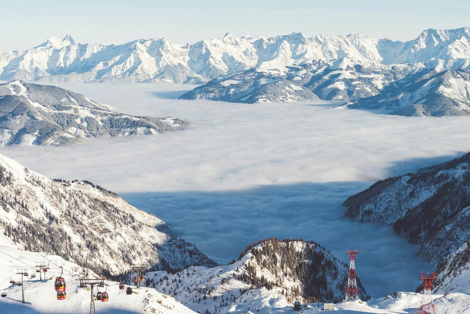 Nebelmeer unter verschneiten Gipfeln