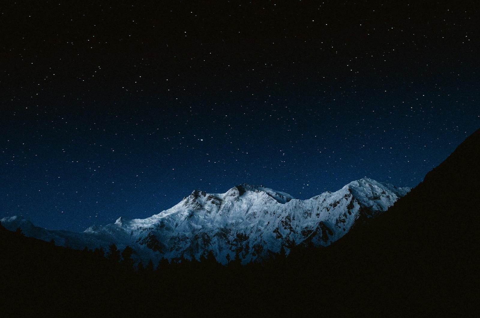 Sternenhimmel über dem Bergmassiv