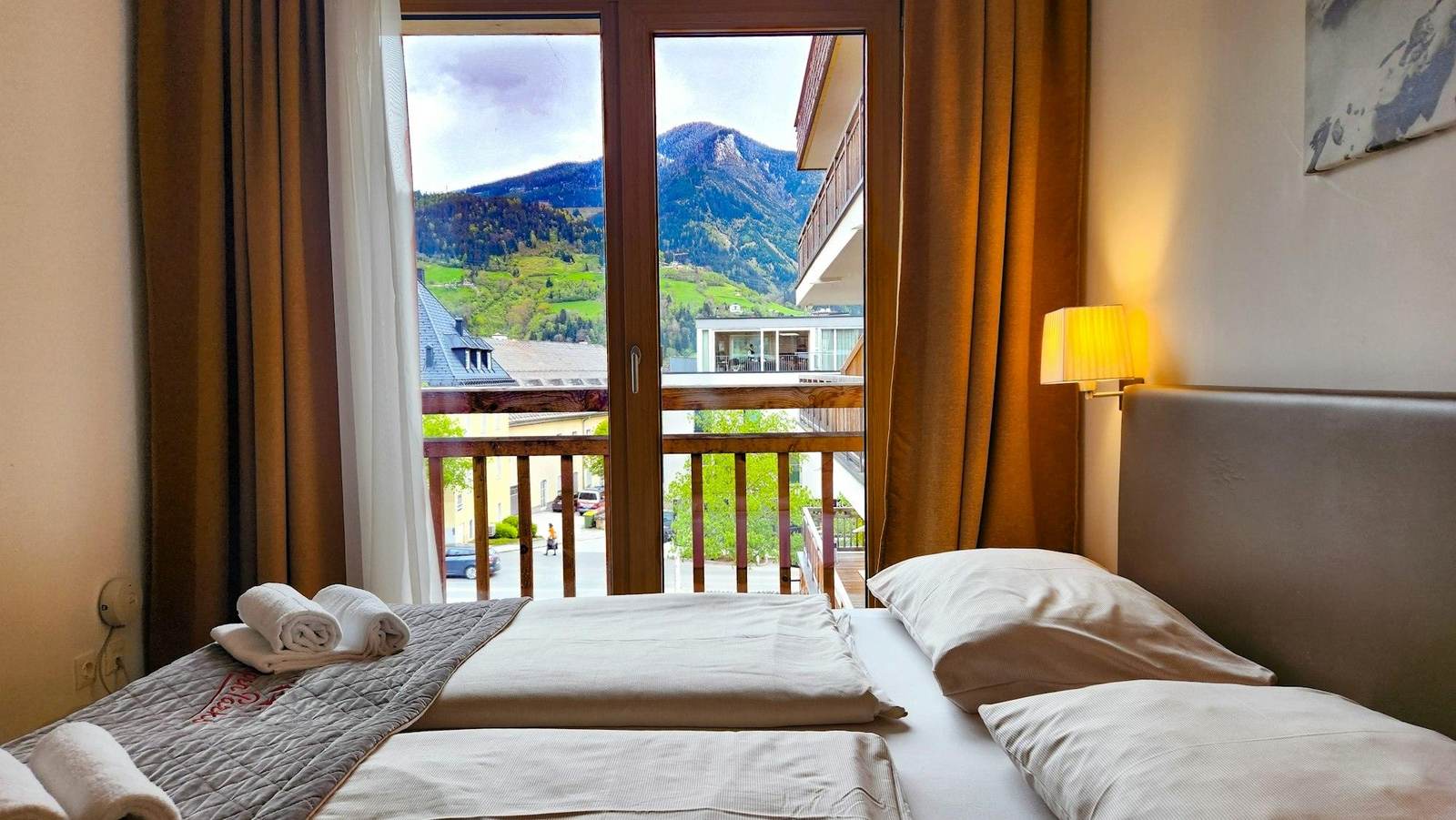 Hotelzimmer mit Balkon und Bergblick