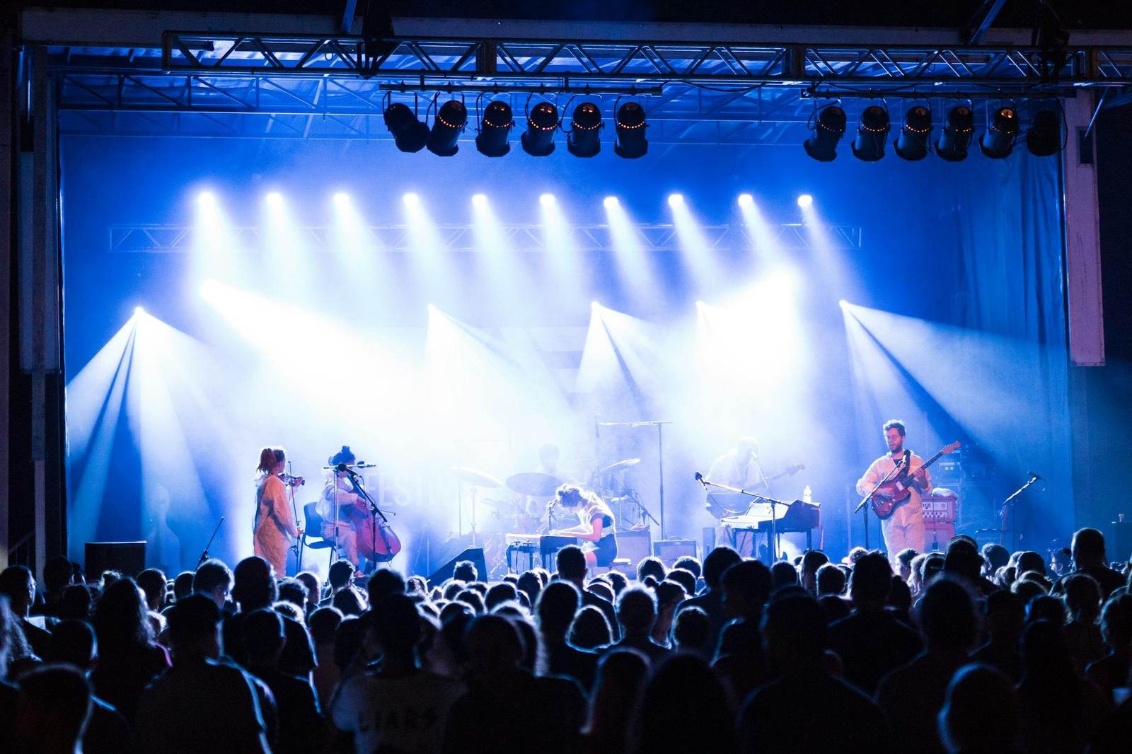Band auf einer Bühne im Scheinwerferlicht