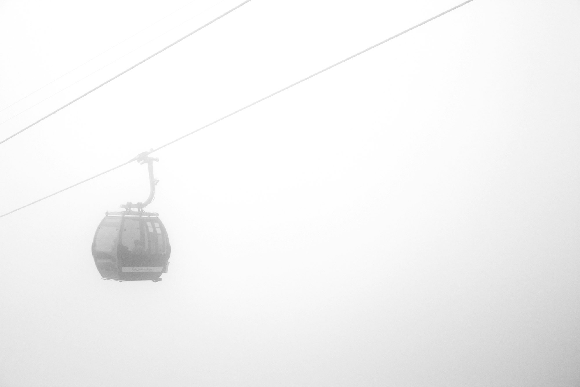 Eine Gondel taucht aus dem Nebel auf