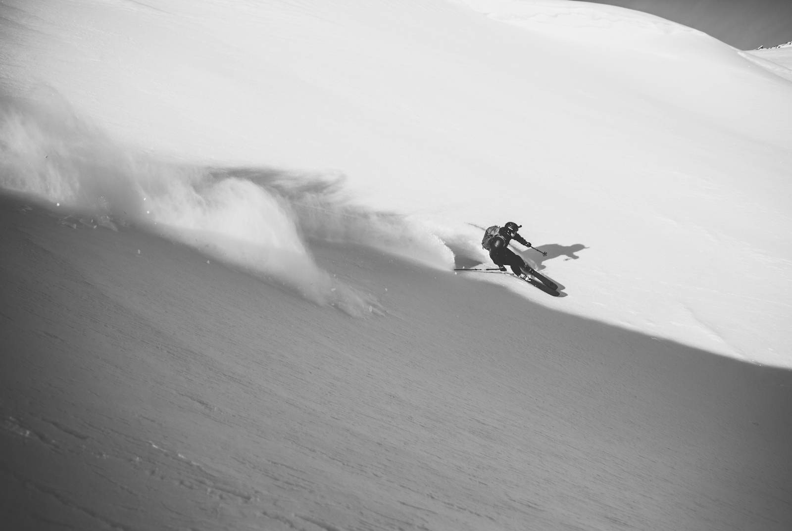 Skifahrer in einer Wolke aus Pulverschnee