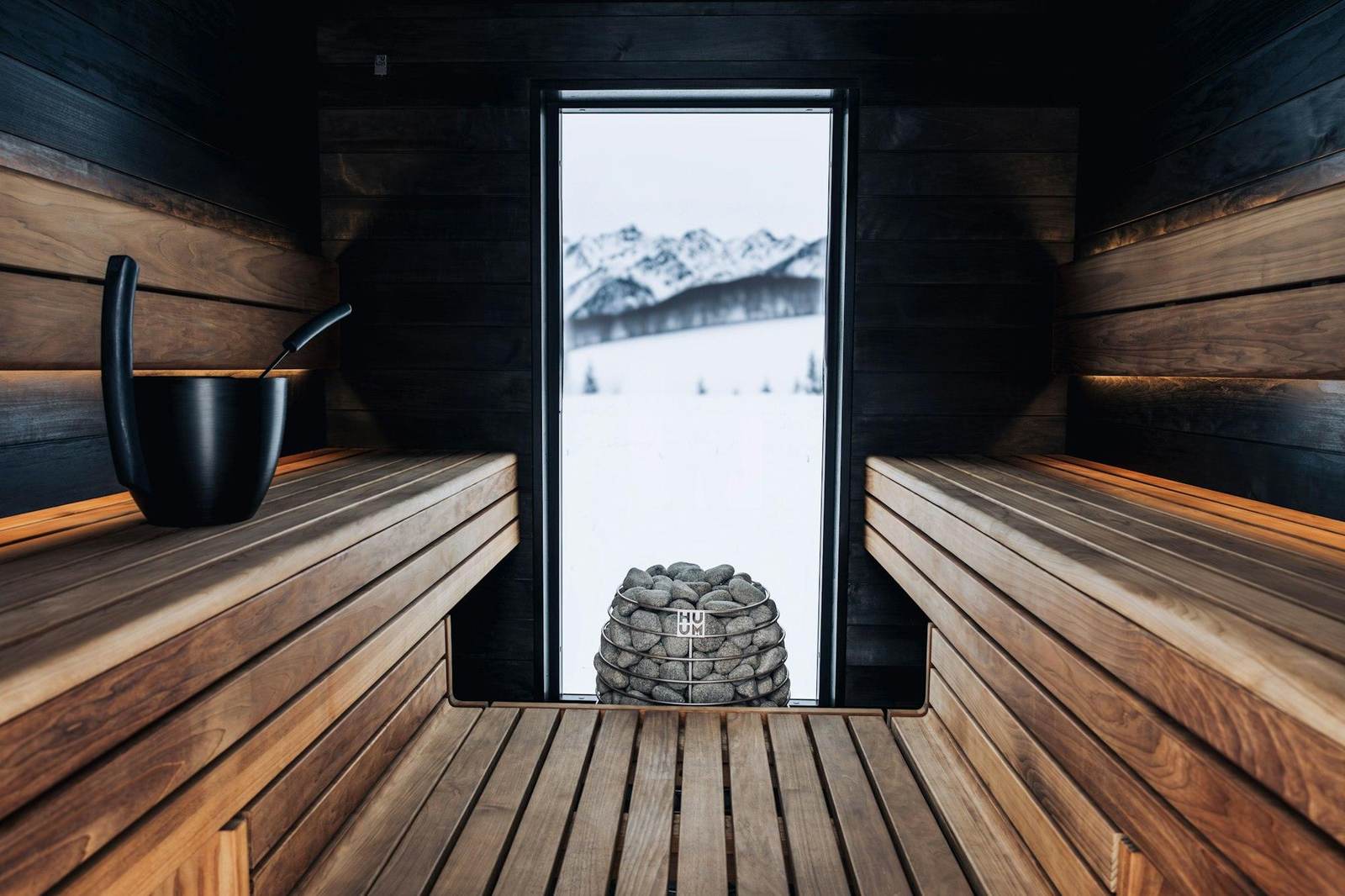 Saunaraum mit grossem Fenster zum Schnee
